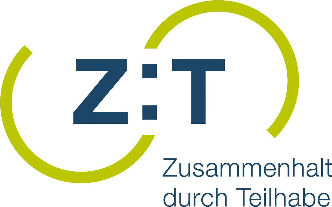 Logo von "Zusammenhalt durch Teilhabe" mit dem Schriftzug "Z:T" in Dunkelblau, eingerahmt von zwei gelb-grünen Kreisbögen